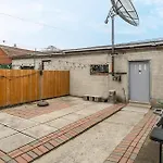 Pet-Friendly Apartment On Ossington Ave