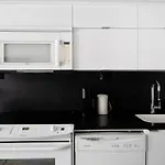 Modern One Bedroom And Den Condo By Cn Tower