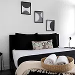 Modern One Bedroom And Den Condo By Cn Tower