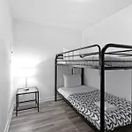 Modern One Bedroom And Den Condo By Cn Tower