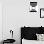 Modern One Bedroom And Den Condo By Cn Tower