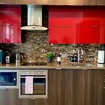 Central Toronto Suite - Free Parking, City Views, Near Cn Tower