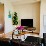 Central Toronto Suite - Free Parking, City Views, Near Cn Tower