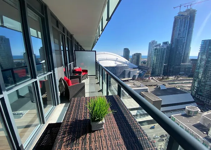 Central Toronto Suite - Free Parking, City Views, Near Cn Tower
