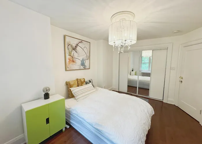 A Bright And Tidy Double-Bed Room In Midtown