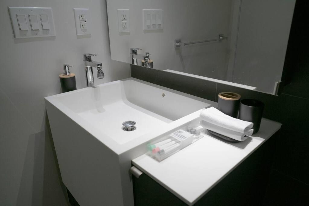 Beautiful And 3 Bedroom With Parking Apartment Toronto
