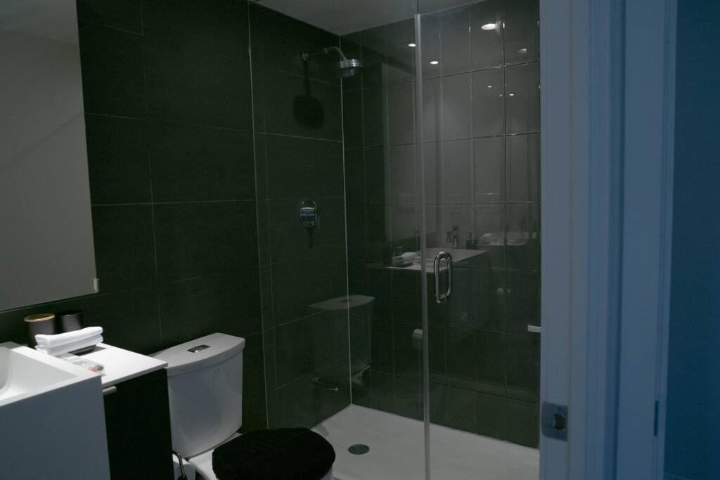 Beautiful And 3 Bedroom With Parking *