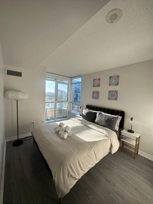 Beautiful And 3 Bedroom With Parking Apartment Toronto