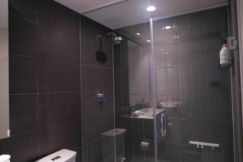 Beautiful And 3 Bedroom With Parking Toronto