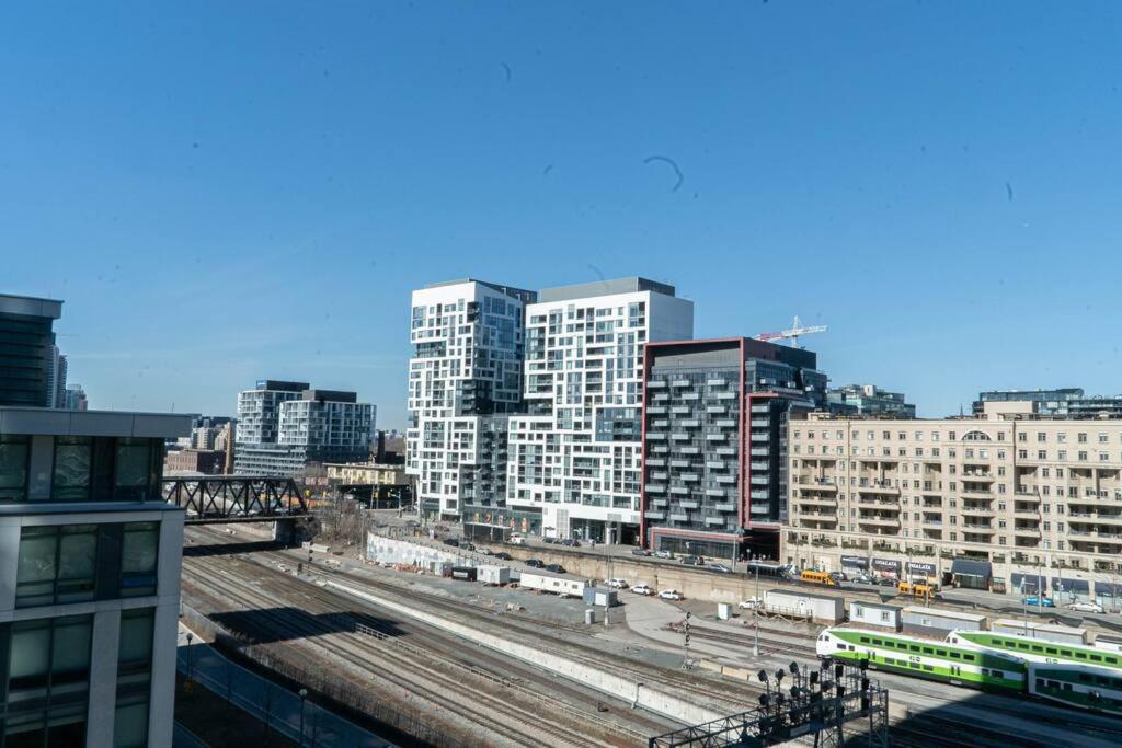 Apartment Beautiful And 3 Bedroom With Parking Toronto