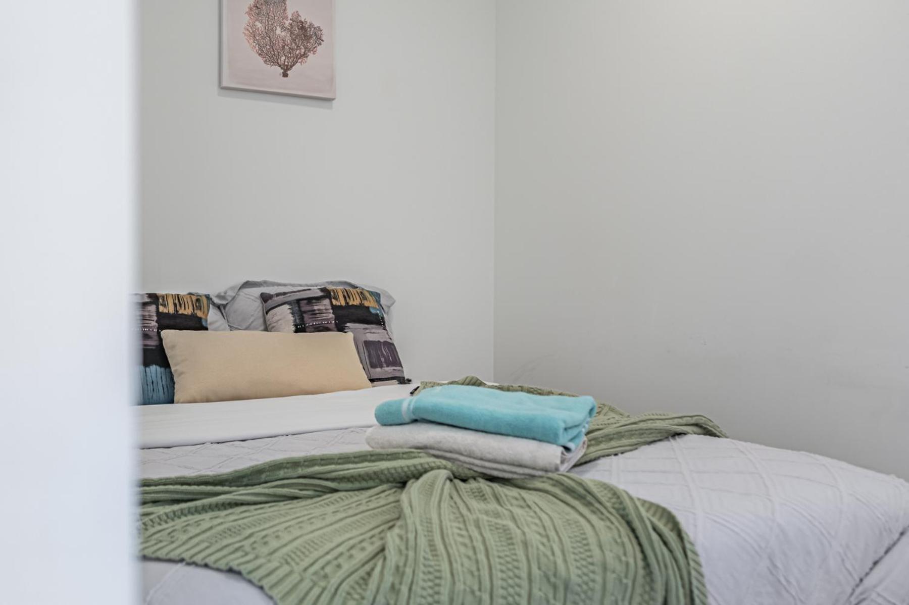 Apartment Luxury In Downtown Core, Eaton Center!!