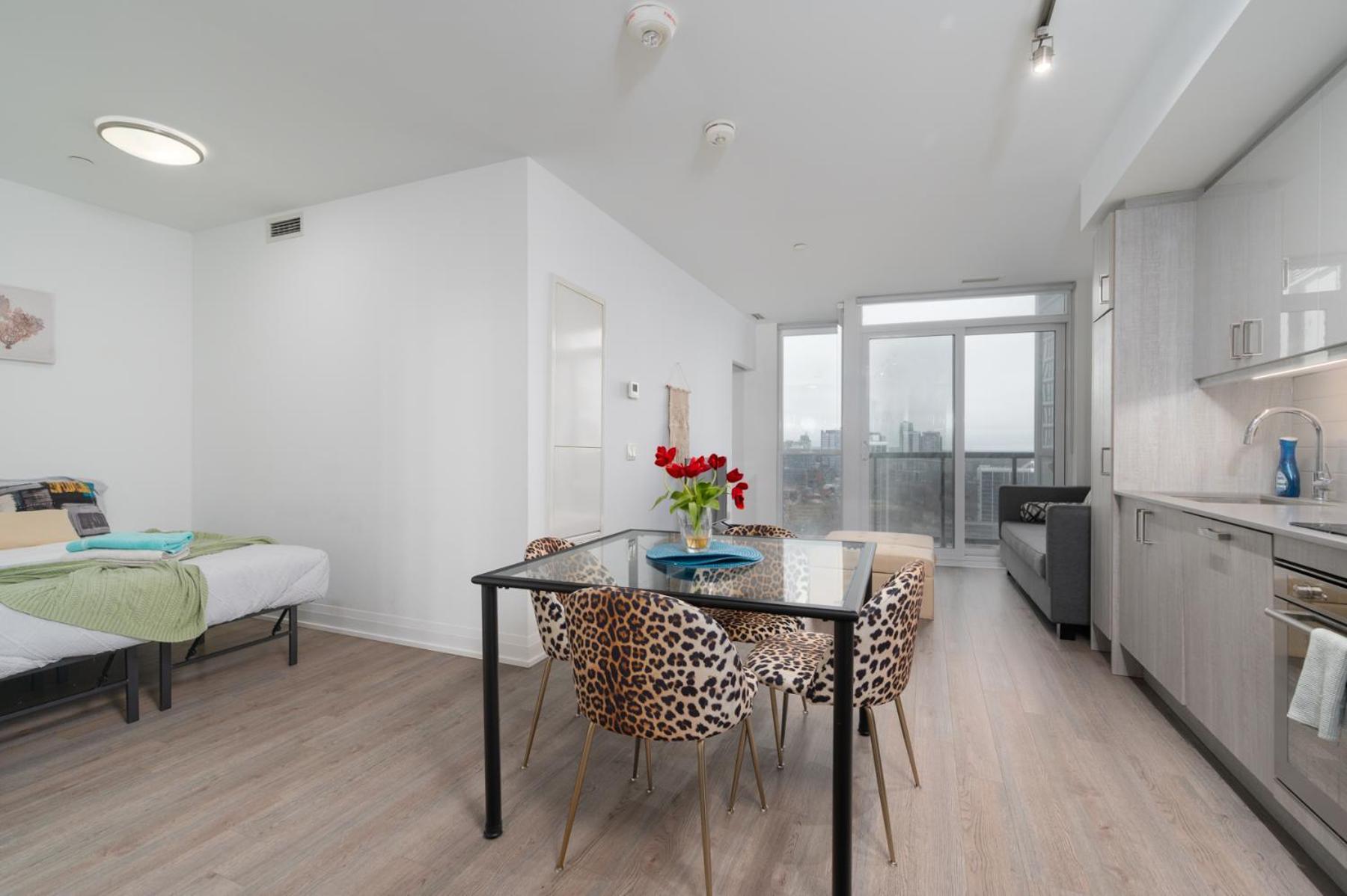 Apartment Luxury In Downtown Core, Eaton Center!! *