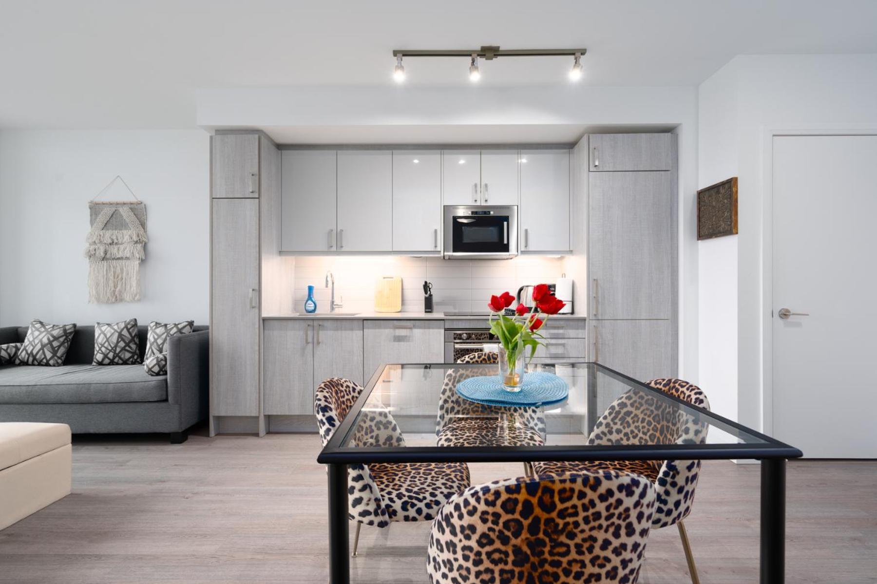 Luxury In Downtown Core, Eaton Center!! *