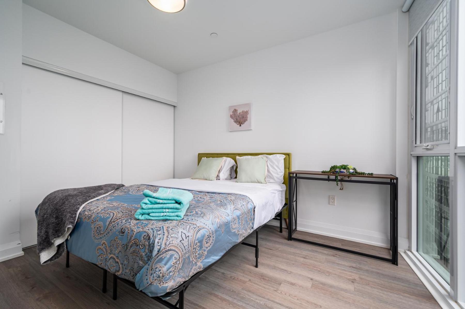 Luxury In Downtown Core, Eaton Center!! Apartment