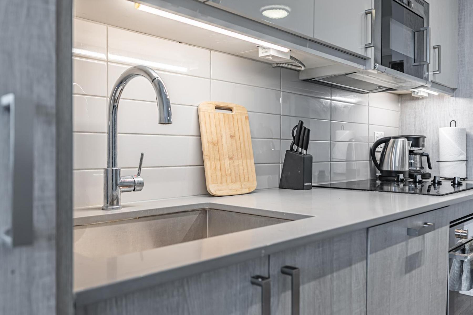 Apartment Luxury In Downtown Core, Eaton Center!! *