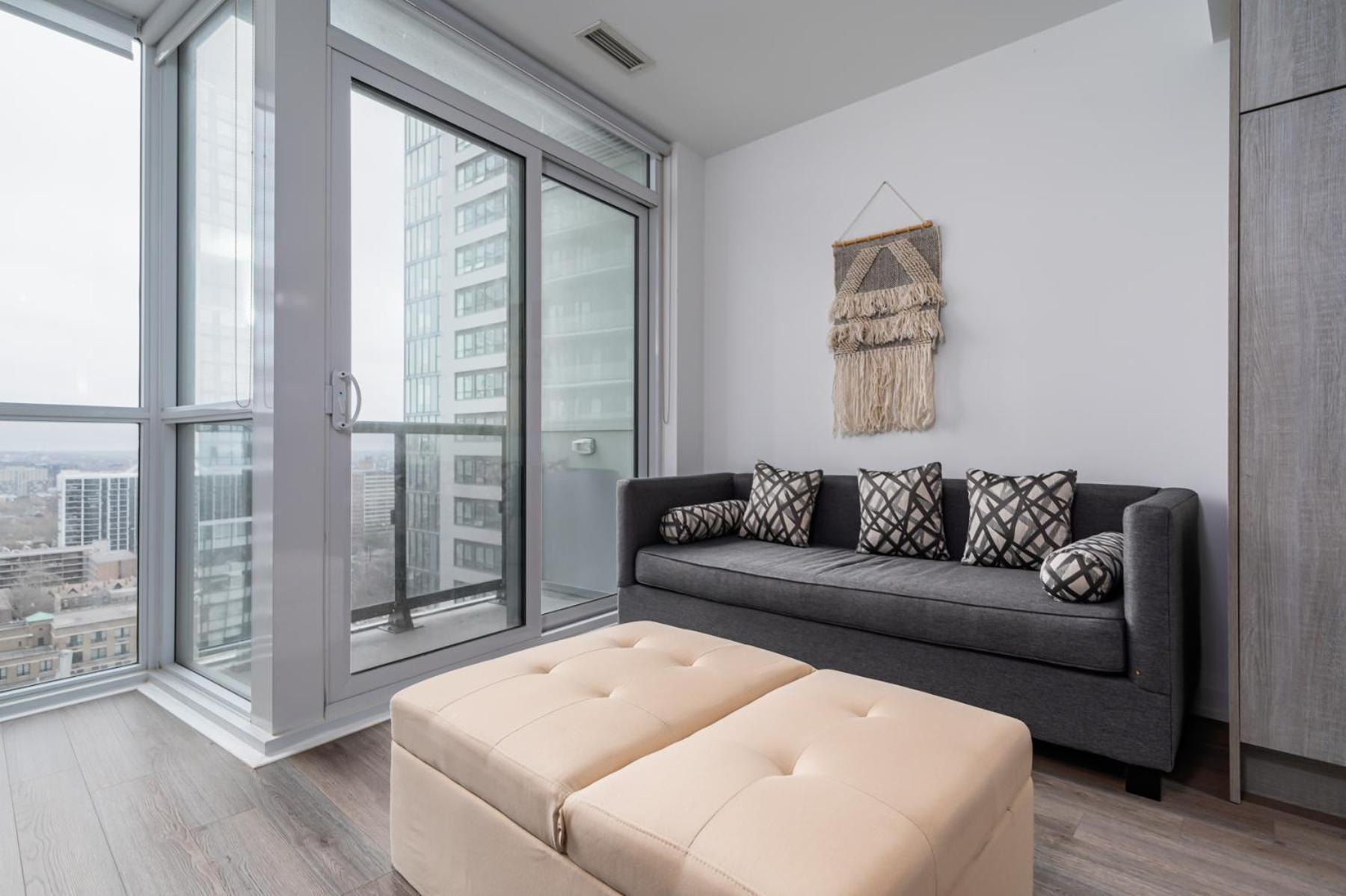 Luxury In Downtown Core, Eaton Center!! *