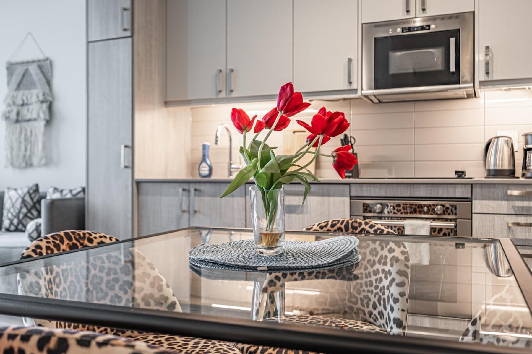 Luxury In Downtown Core, Eaton Center!! Toronto