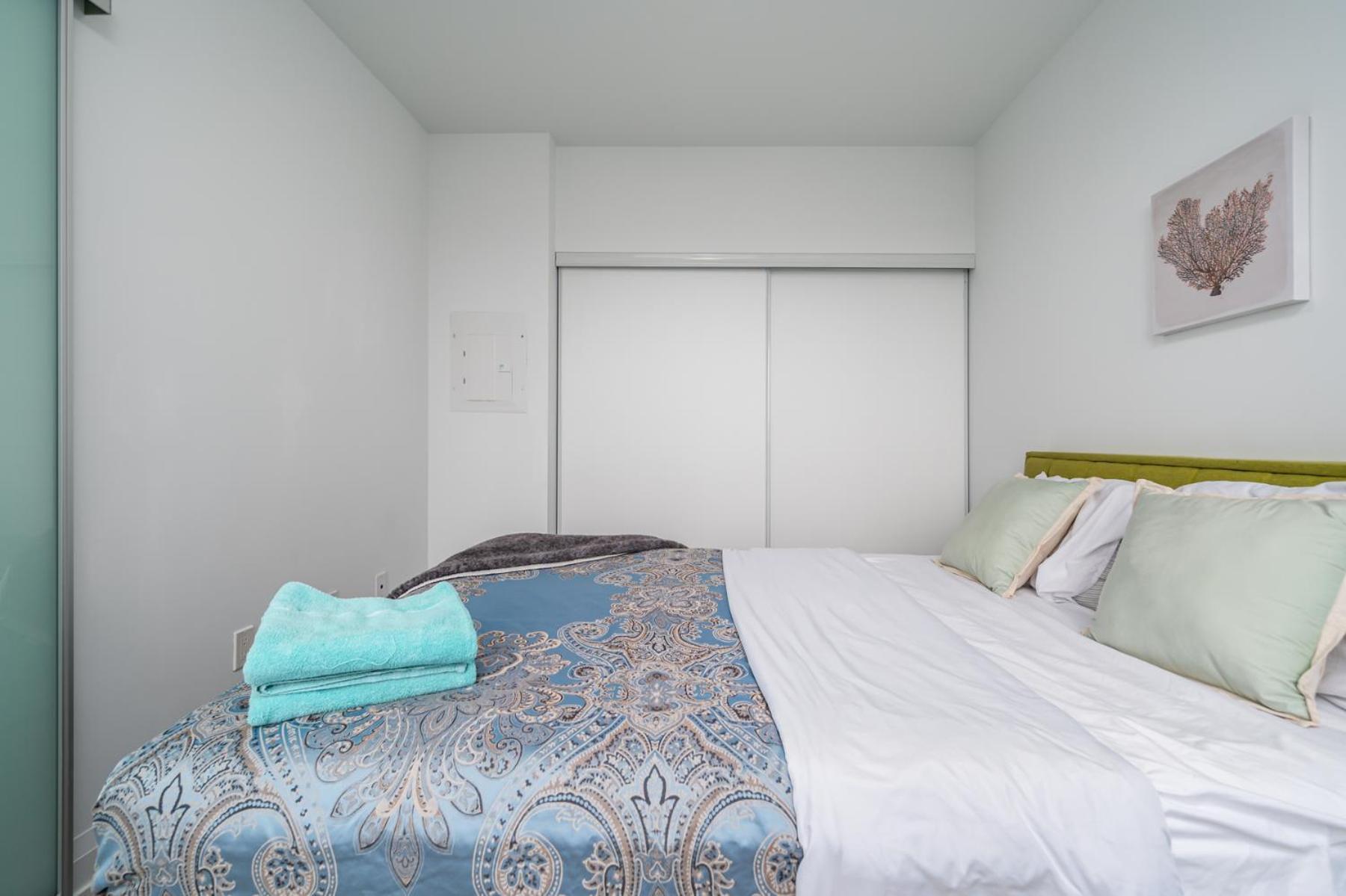 Luxury In Downtown Core, Eaton Center!!