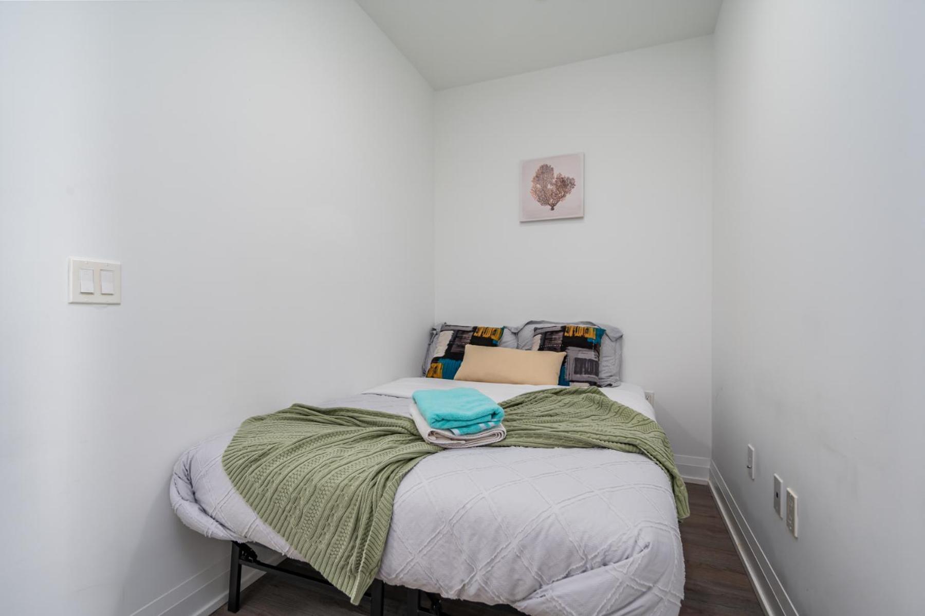 Luxury In Downtown Core, Eaton Center!! Apartment *