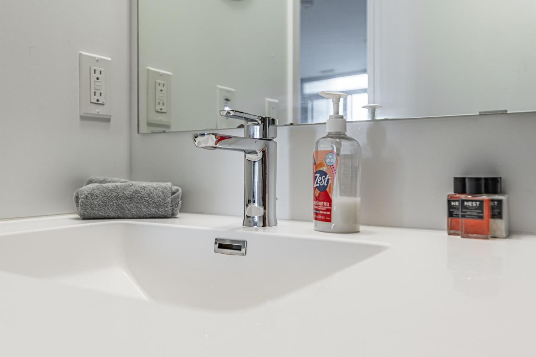 Apartment Luxury In Downtown Core, Eaton Center!! Toronto