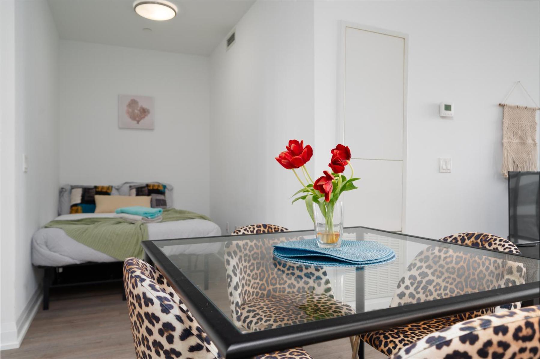 Luxury In Downtown Core, Eaton Center!!
