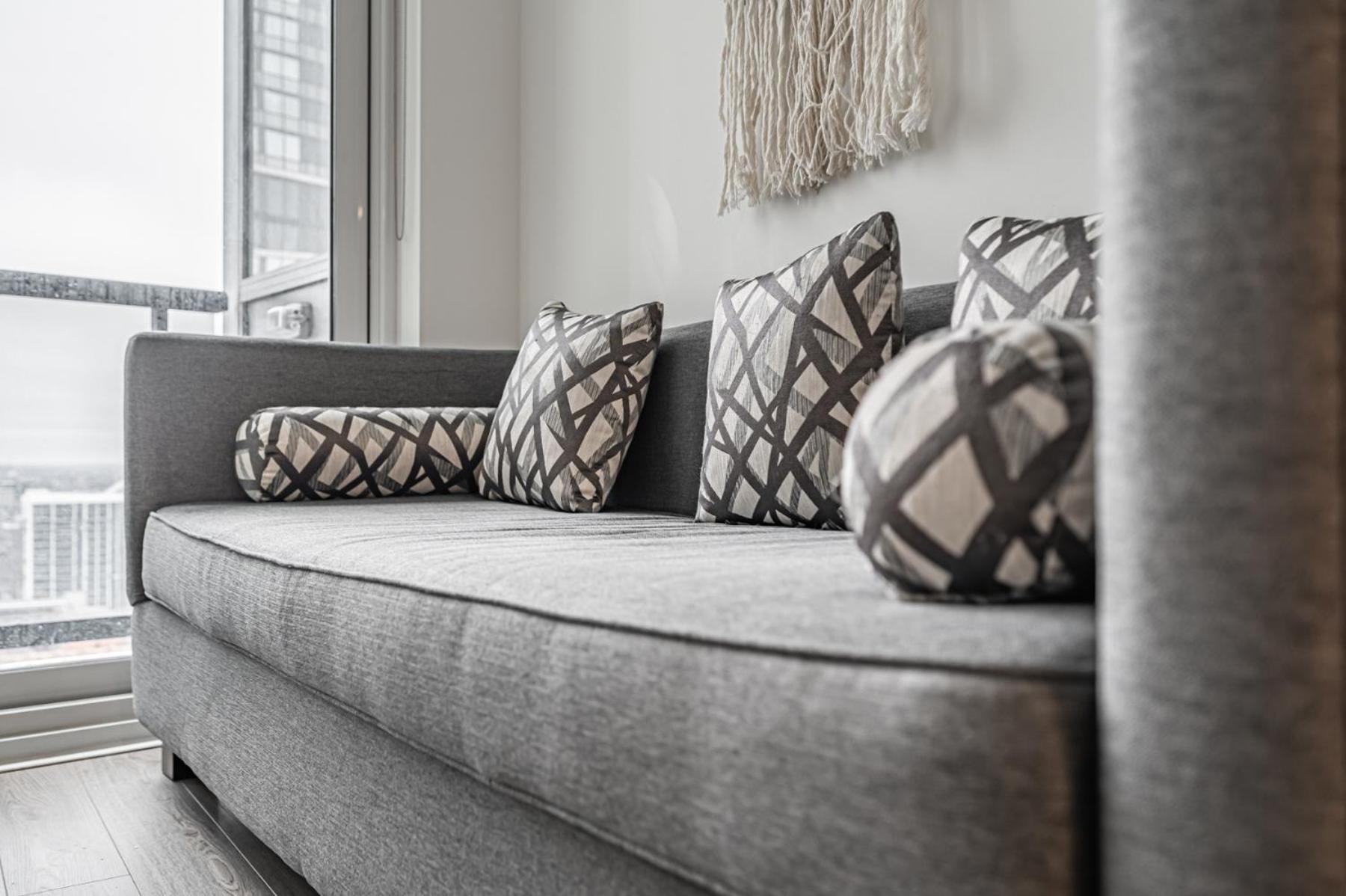 Apartment Luxury In Downtown Core, Eaton Center!!