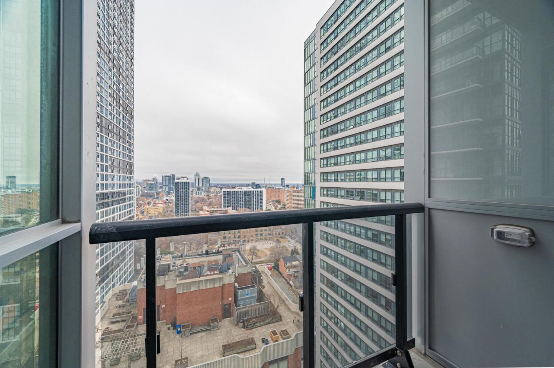 Luxury In Downtown Core, Eaton Center!! Apartment