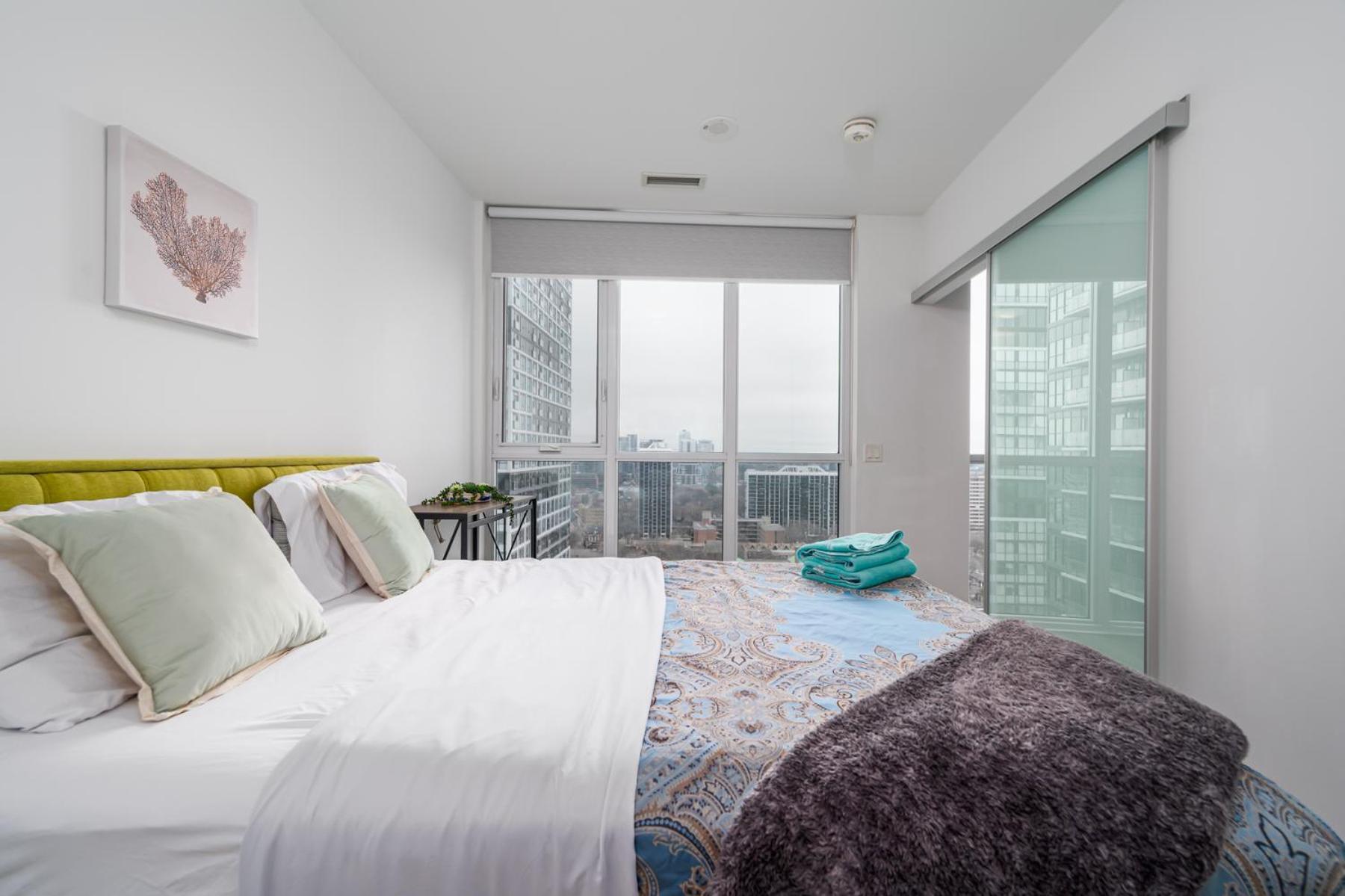 Luxury In Downtown Core, Eaton Center!!