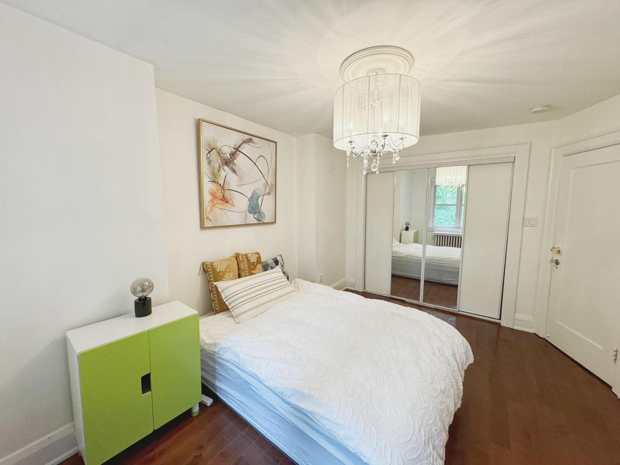 A Bright And Tidy Double-bed In Midtown * Toronto