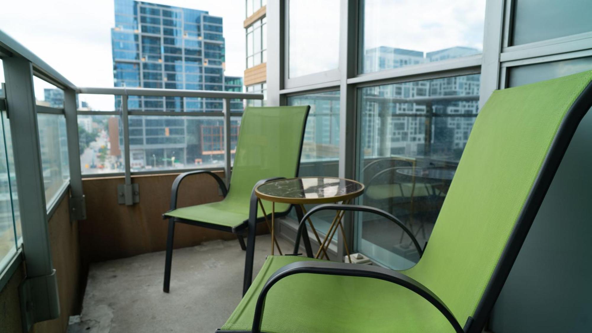 Beautiful And 3 Bedroom With Parking Apartment Toronto