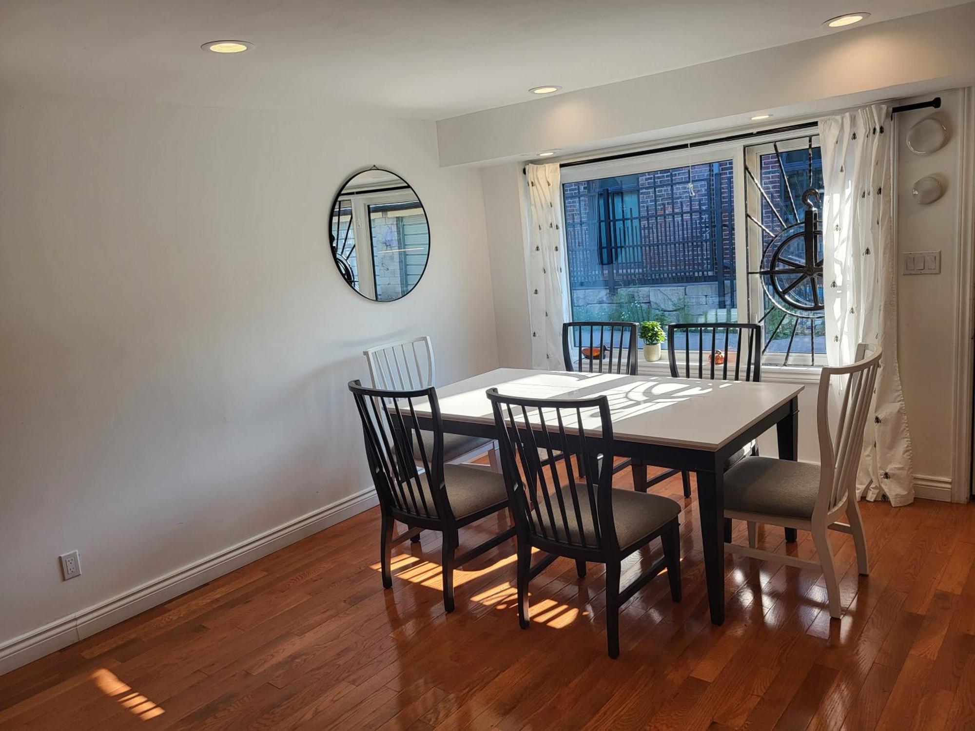 Villa Downtown House 2bed 2bath Subway Free Parking