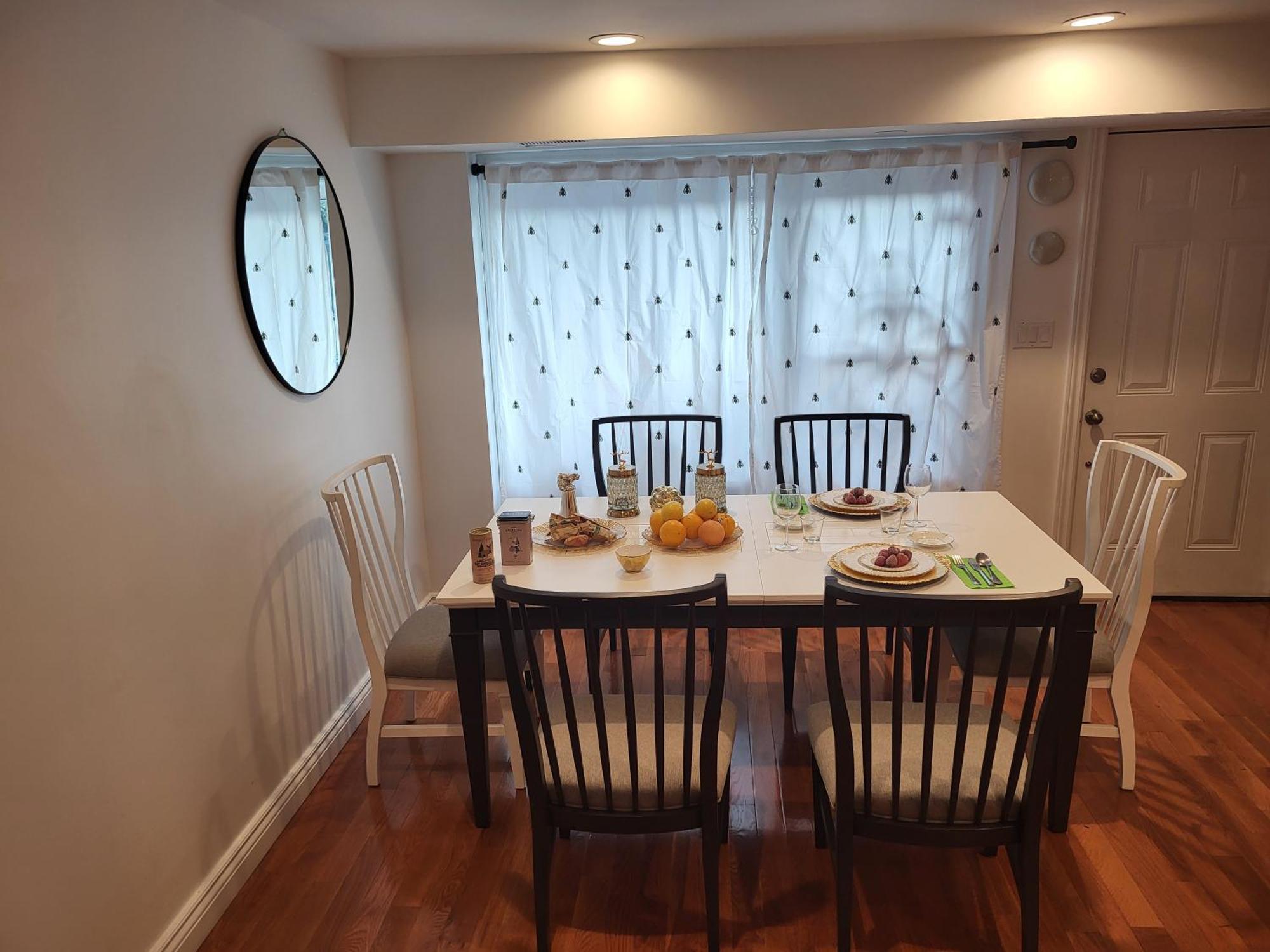 Downtown House 2bed 2bath Subway Free Parking