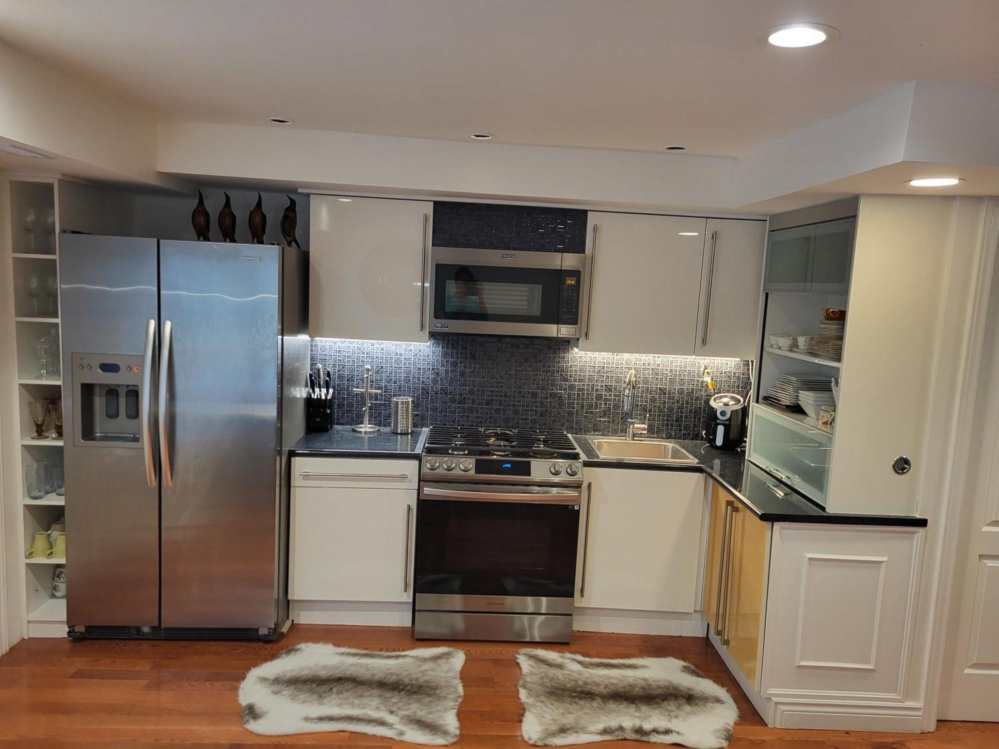Villa Downtown House 2bed 2bath Subway Free Parking *