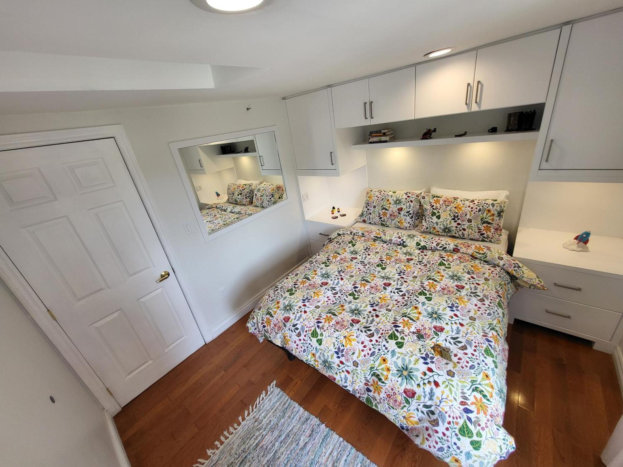 Villa Downtown House 2bed 2bath Subway Free Parking *