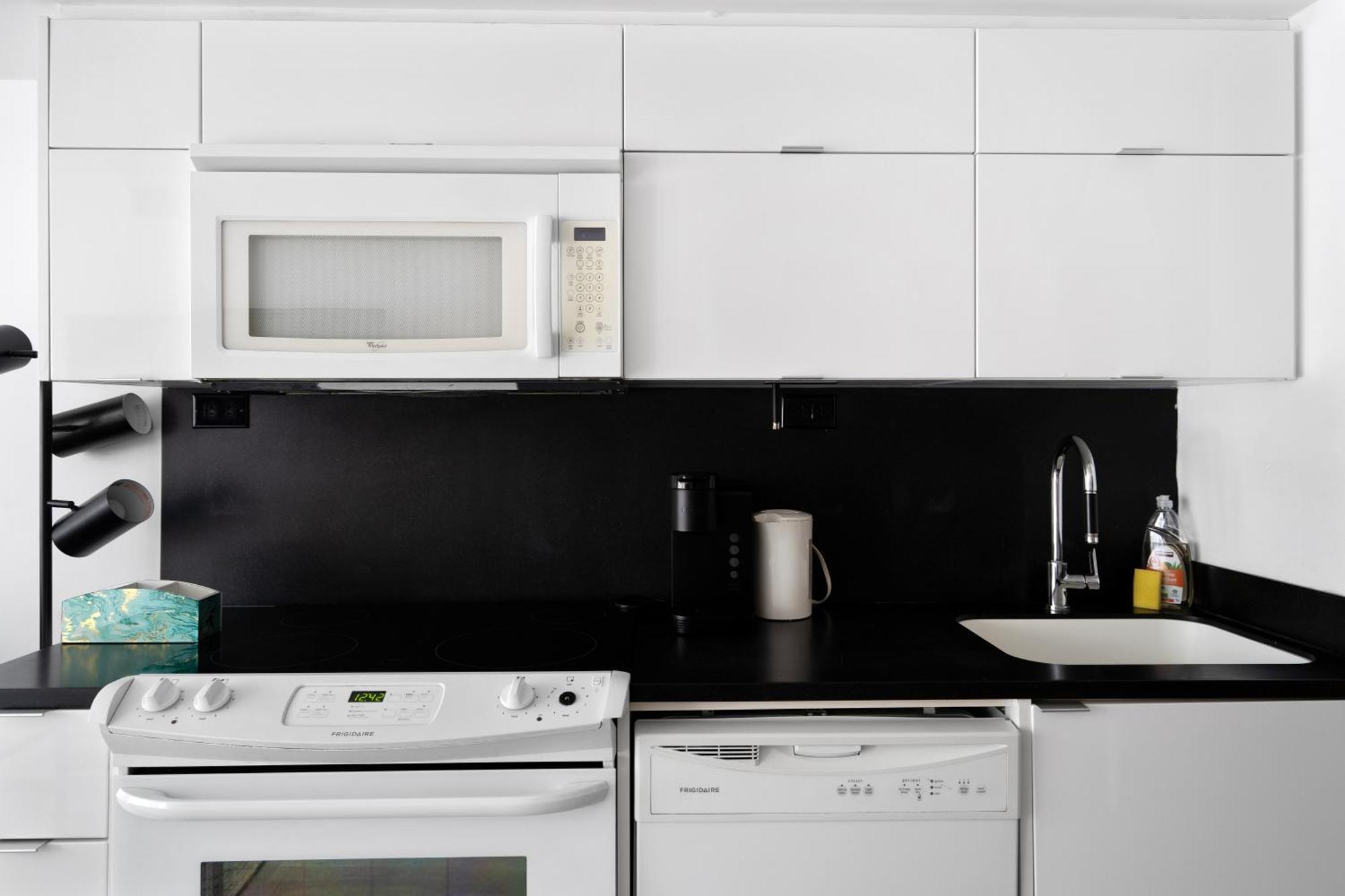 Modern One Bedroom And Den By Cn Tower Apartment Toronto