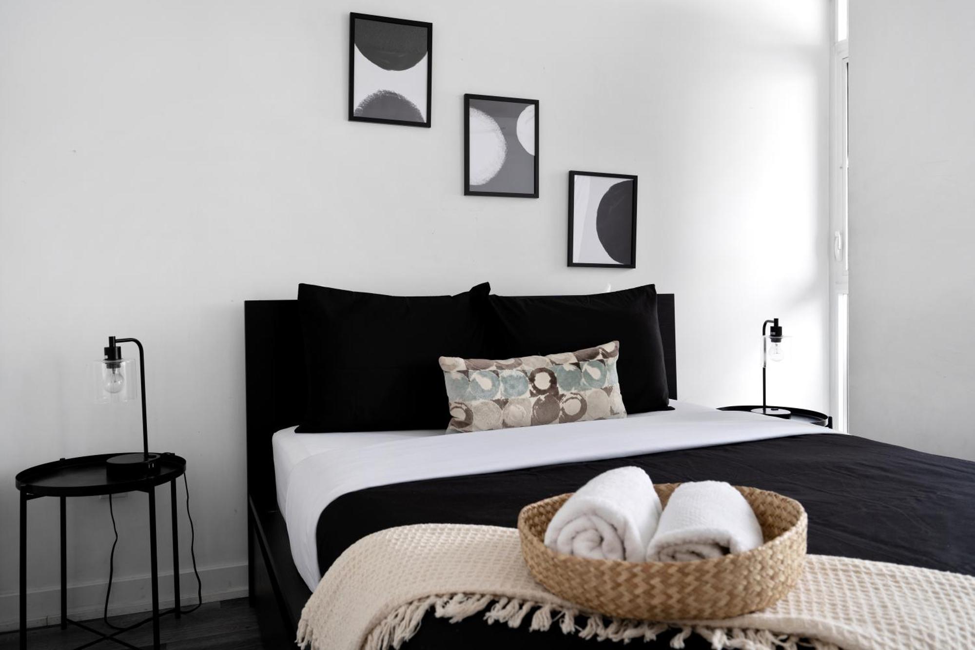 Modern One Bedroom And Den By Cn Tower