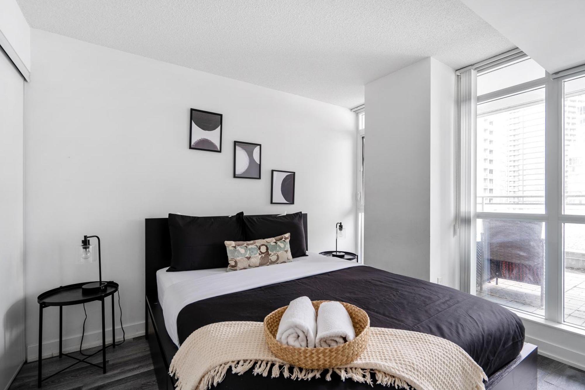 Modern One Bedroom And Den By Cn Tower Toronto