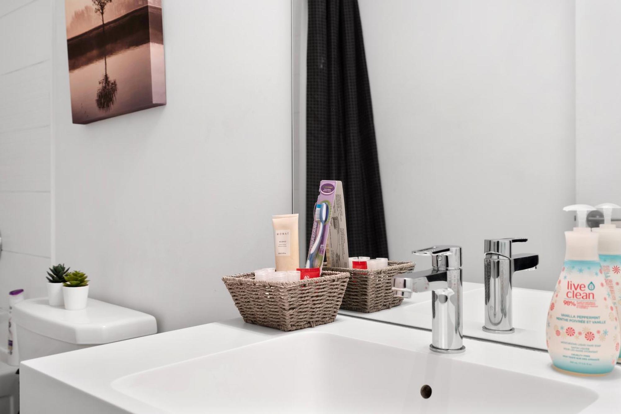 Modern One Bedroom And Den By Cn Tower Apartment Toronto