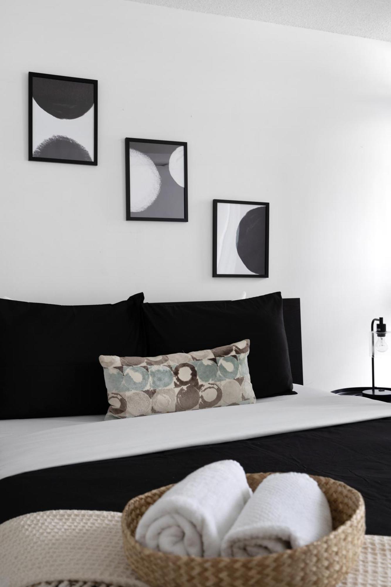 Modern One Bedroom And Den By Cn Tower