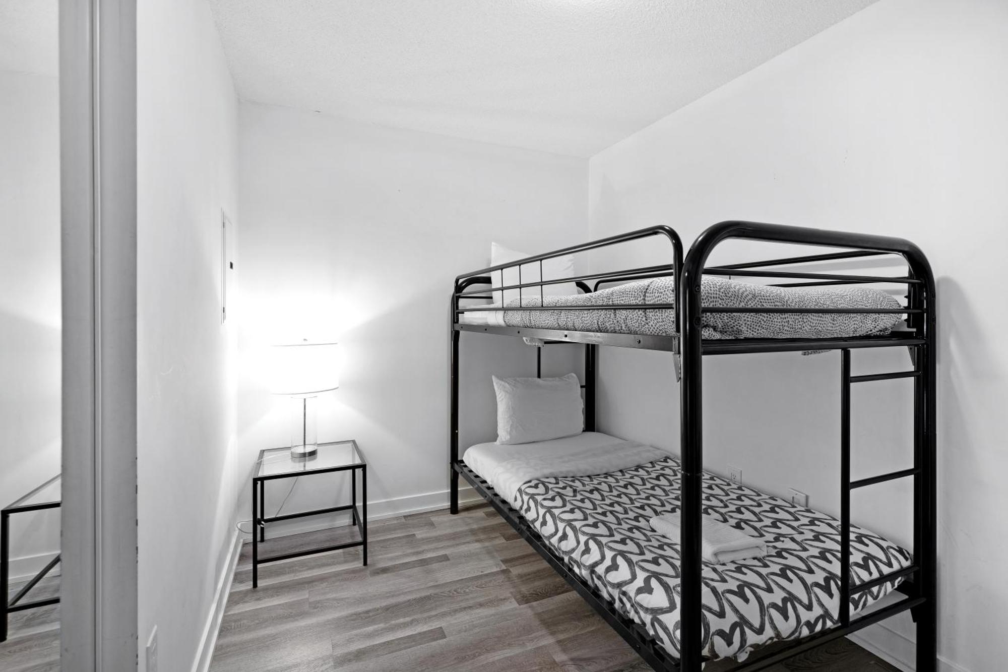 Modern One Bedroom And Den By Cn Tower Apartment
