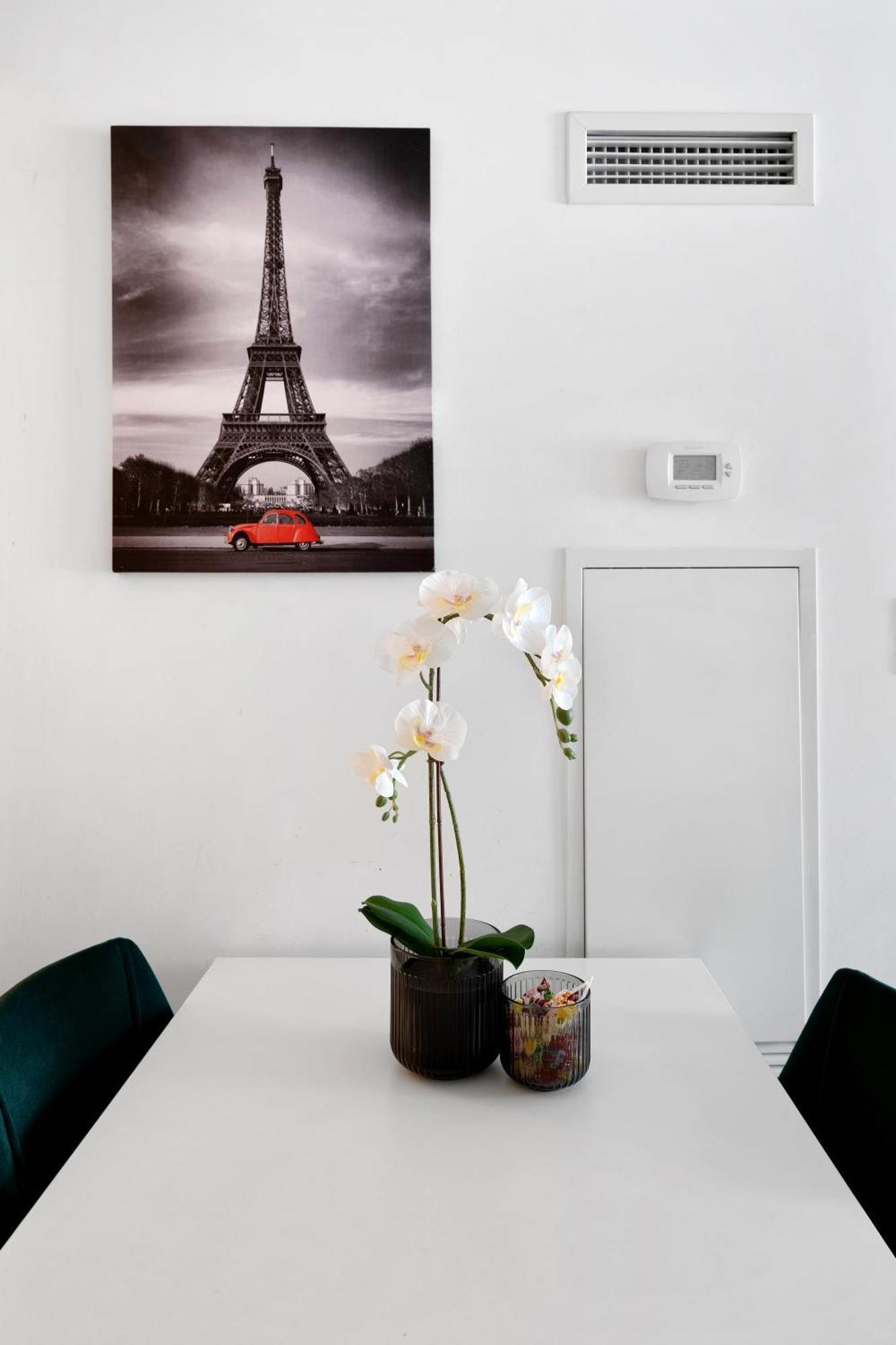 Modern One Bedroom And Den By Cn Tower Apartment *