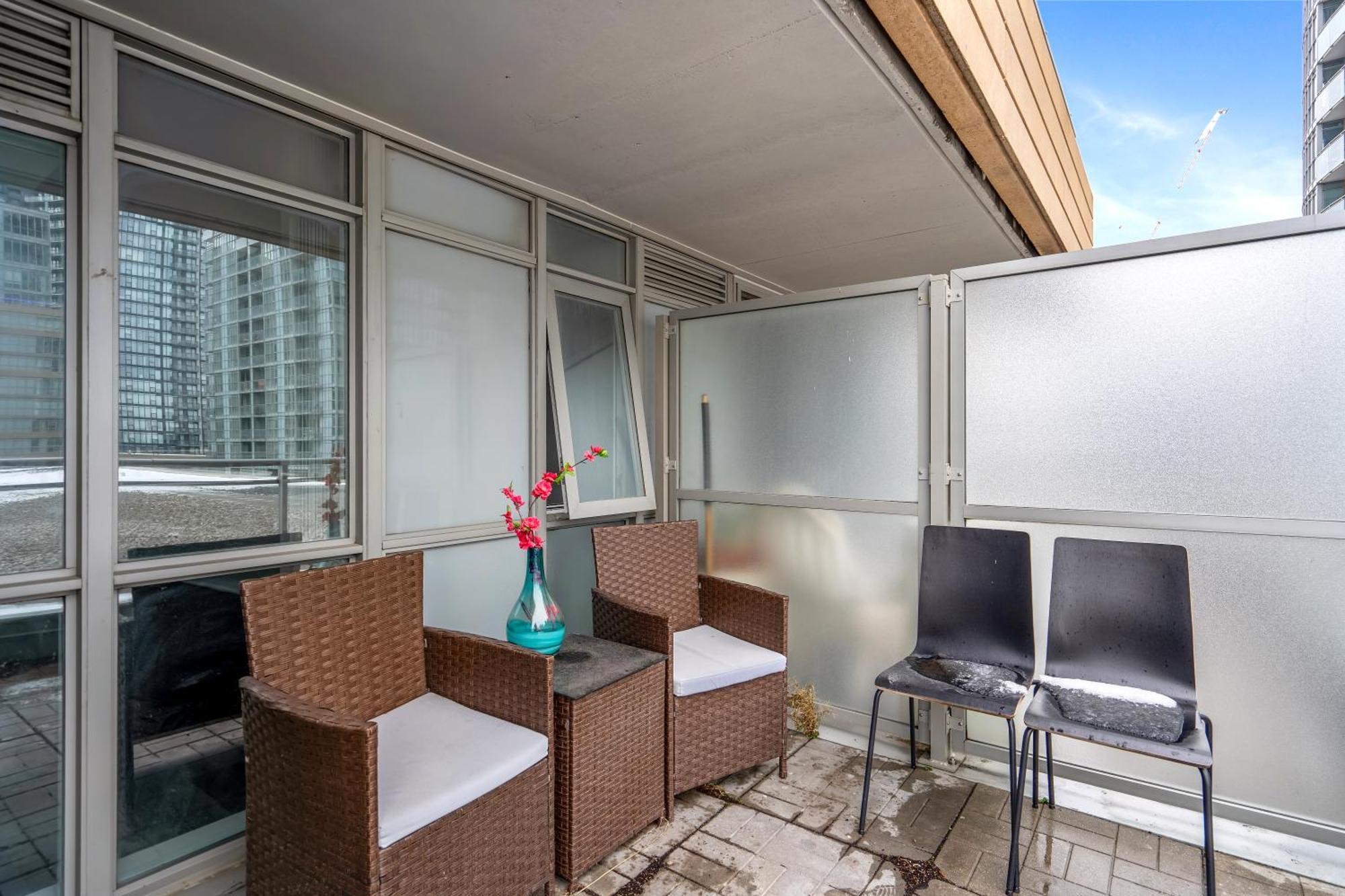 Modern One Bedroom And Den By Cn Tower