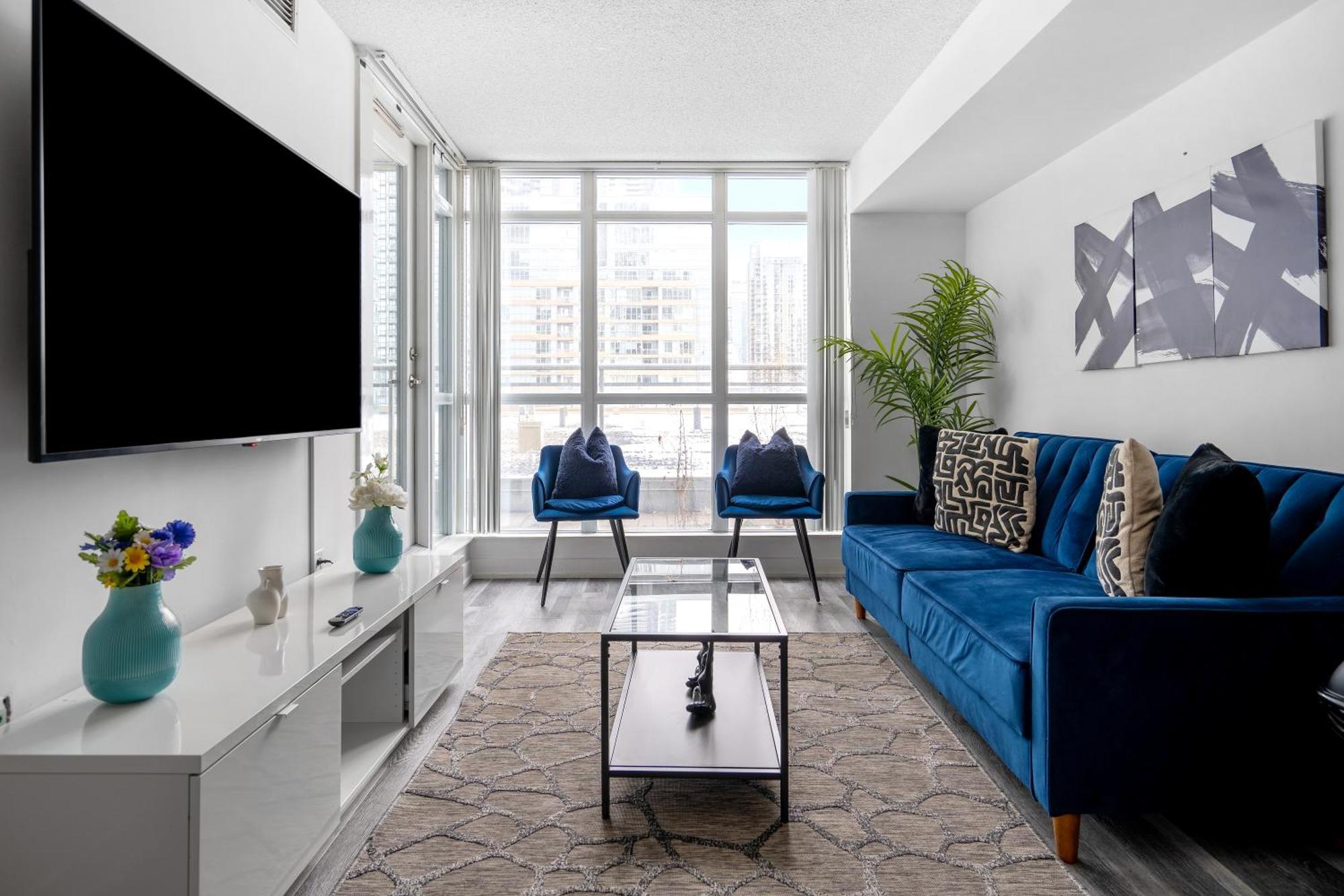 Apartment Modern One Bedroom And Den By Cn Tower