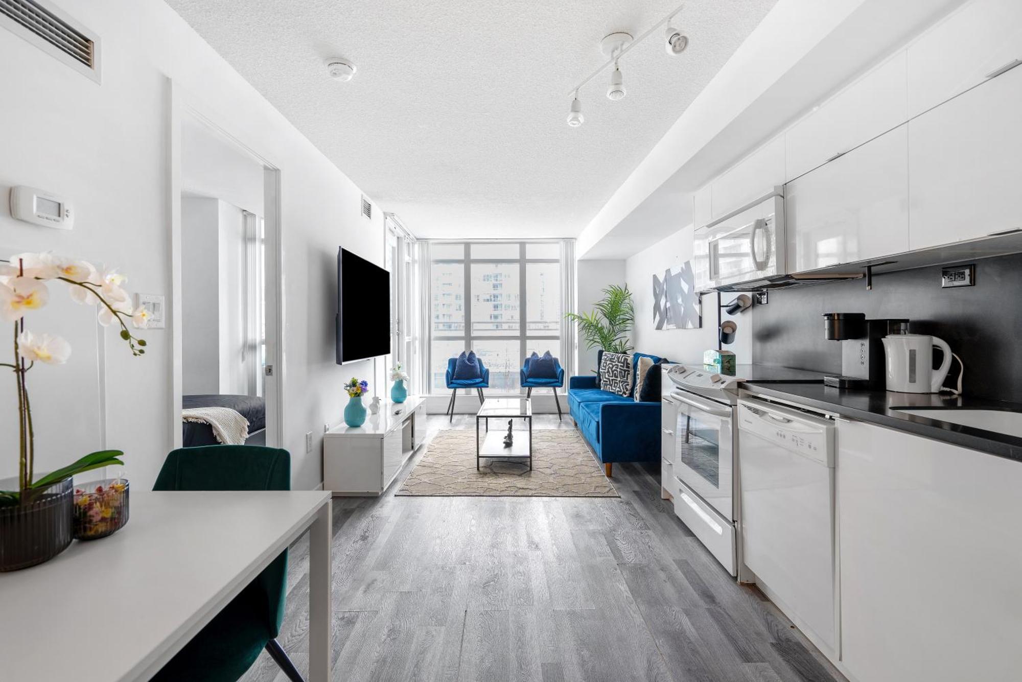 Apartment Modern One Bedroom And Den By Cn Tower *