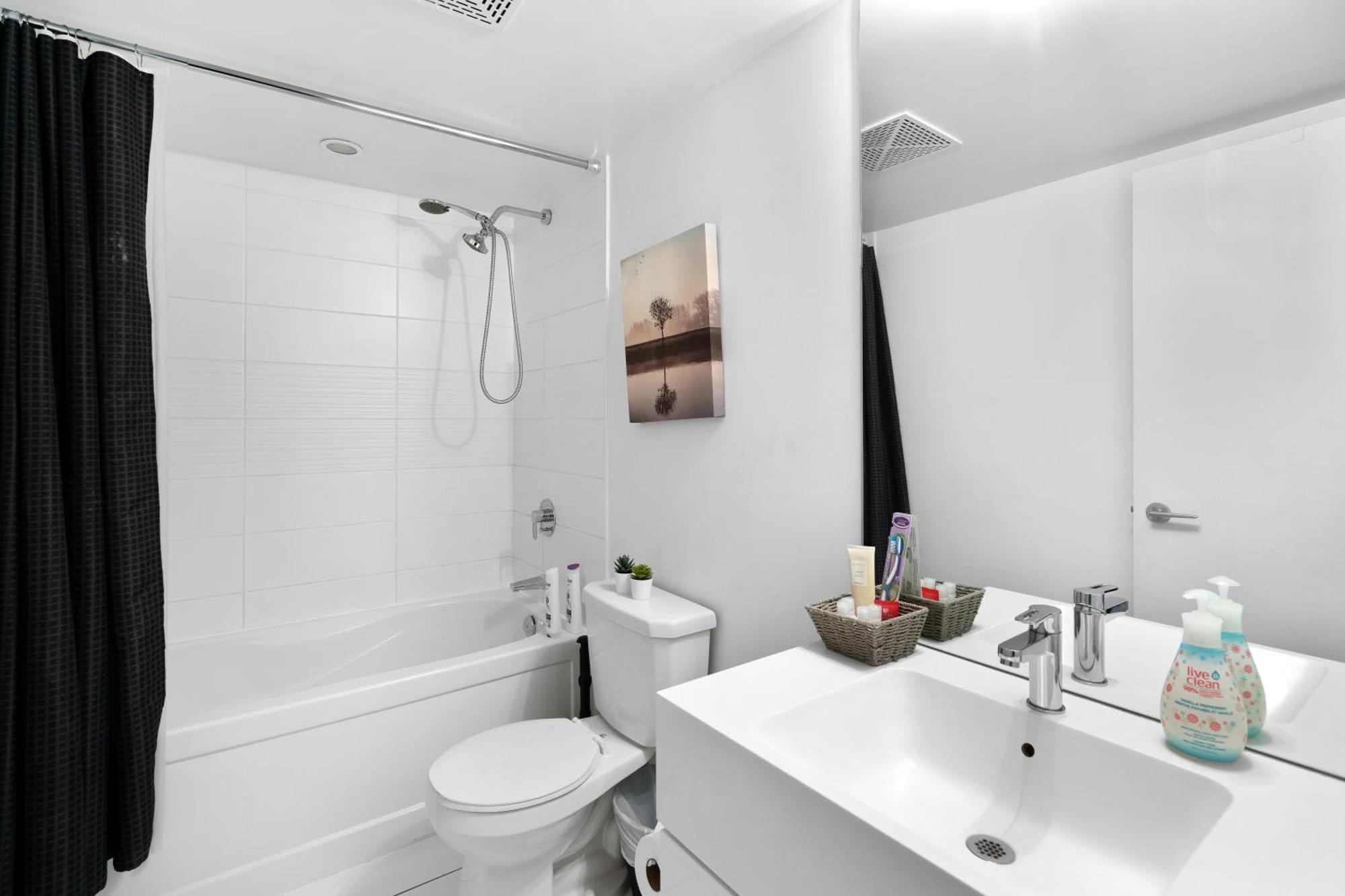 Apartment Modern One Bedroom And Den By Cn Tower *