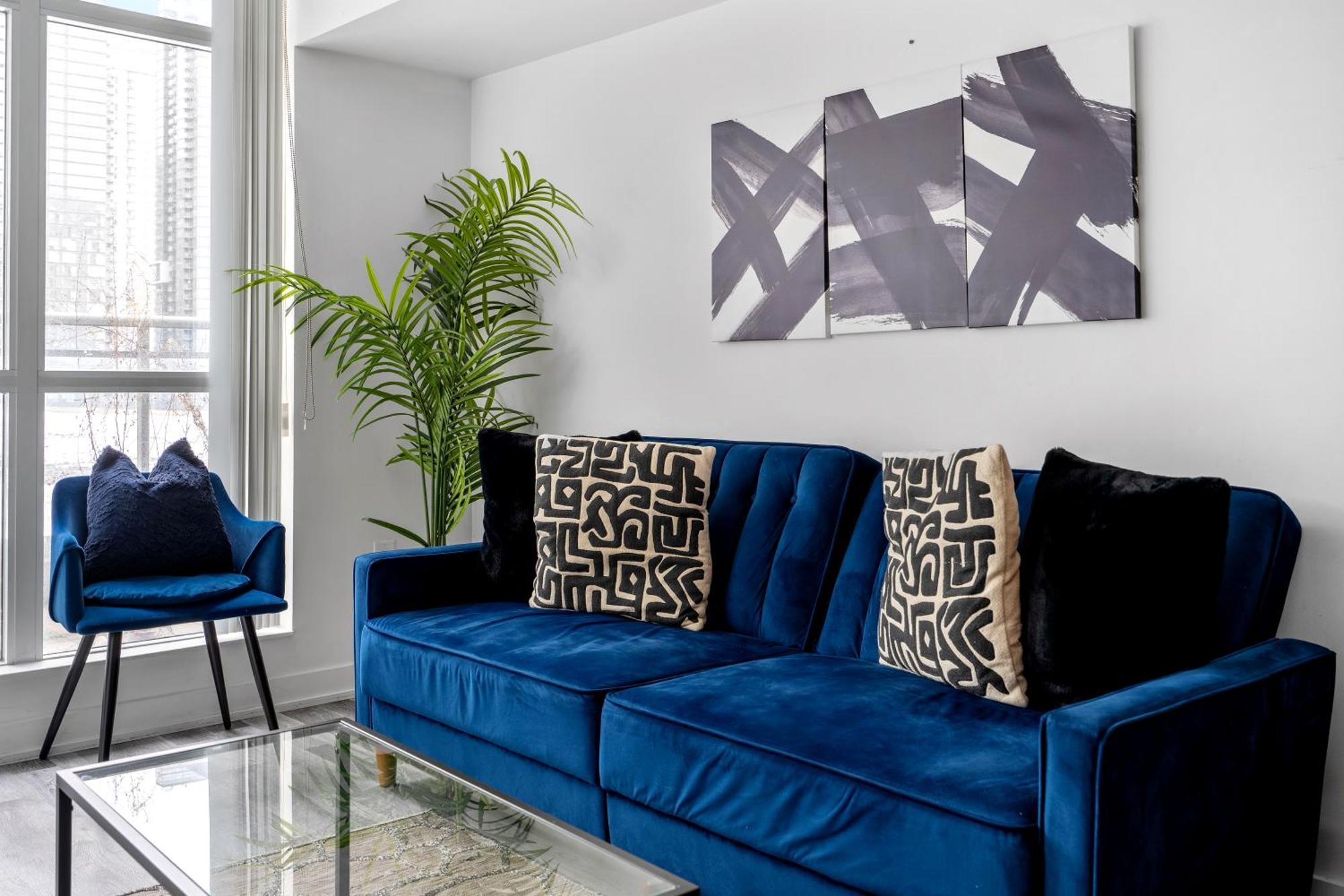 Modern One Bedroom And Den By Cn Tower Apartment *