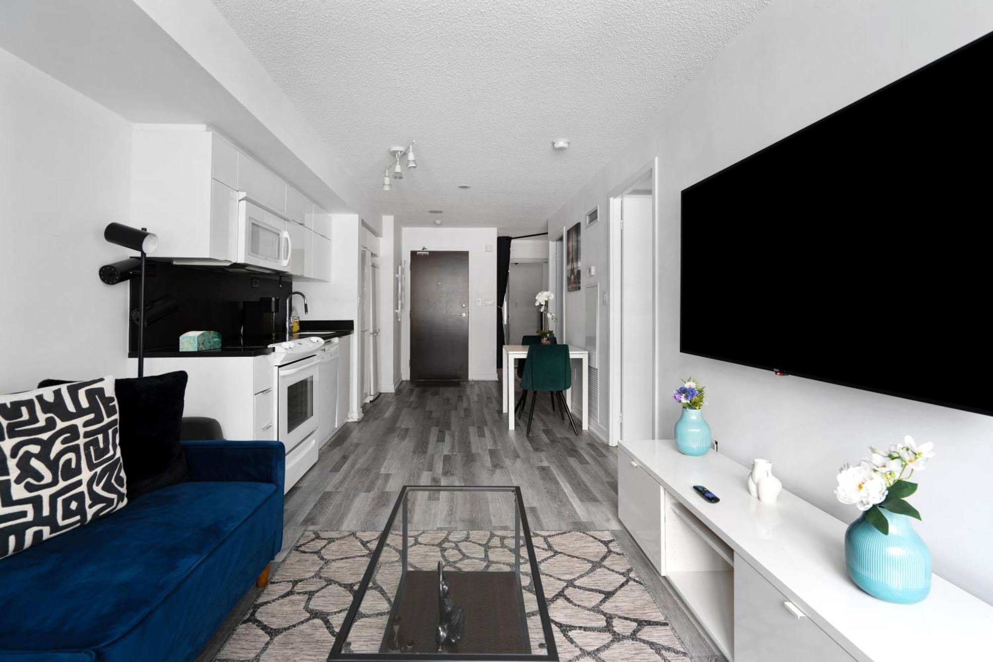 Apartment Modern One Bedroom And Den By Cn Tower *