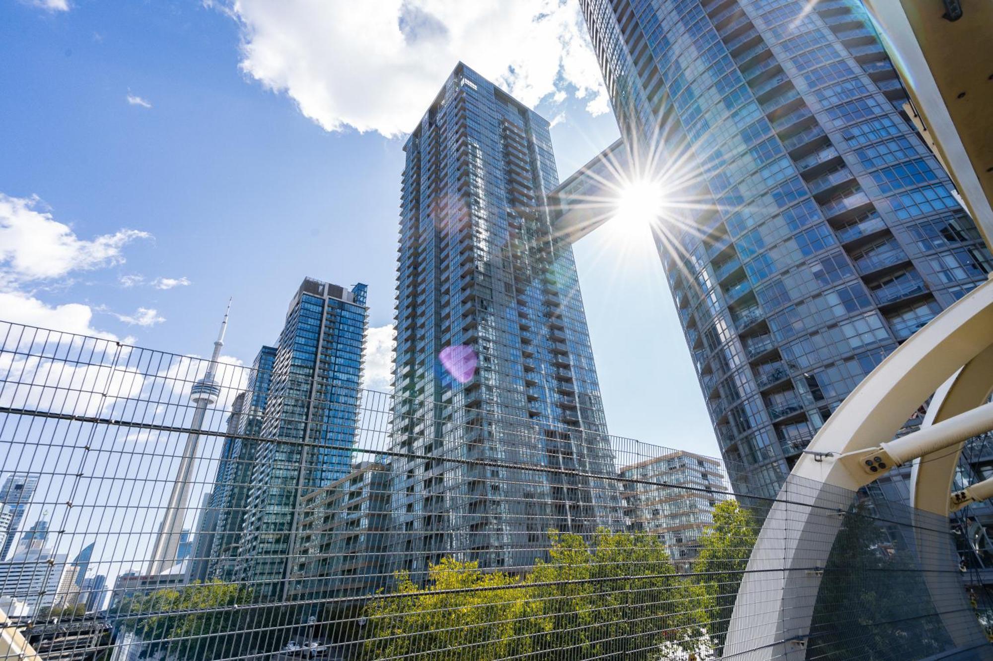 Modern One Bedroom And Den By Cn Tower Apartment