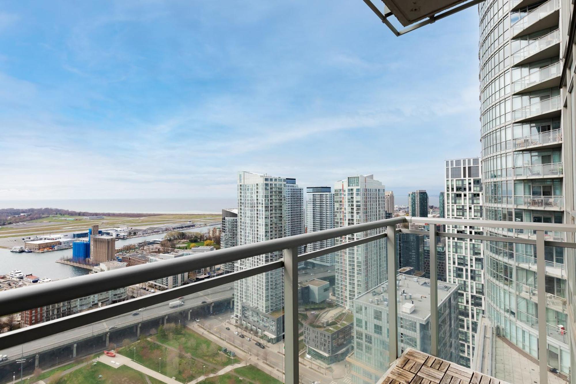 Sub Penthouse Mesmerizing Views Apartment Toronto
