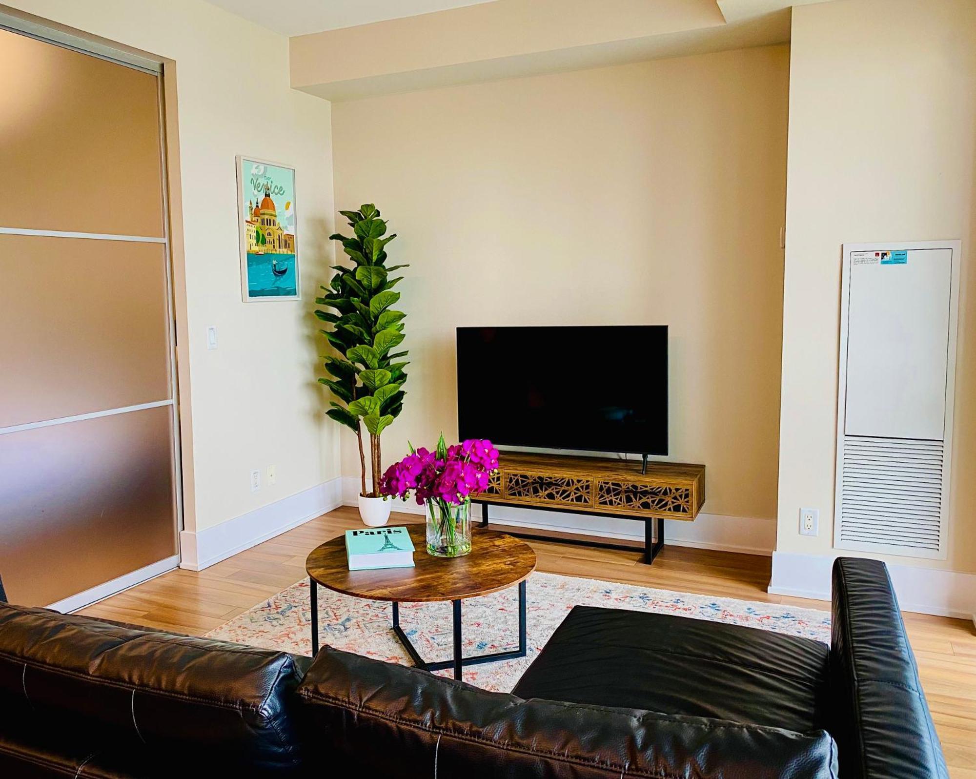 - Free Parking, Views, Near Cn Tower Apartment *